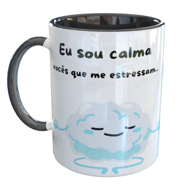 Caneca Sou Calma Vocês Que Me Estressam